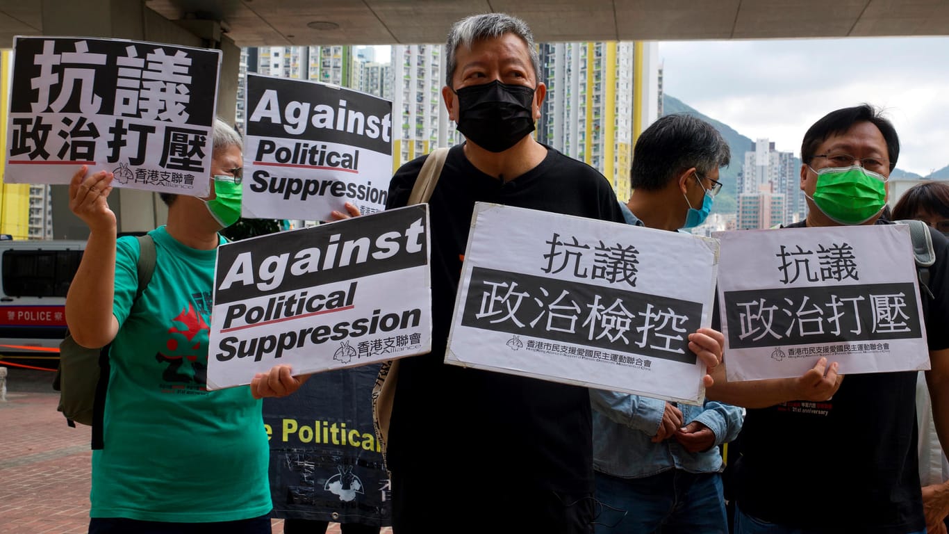 Pro-demokratische Aktivisten vor einem Gericht in Hongkong: Wegen der Teilnahme an einem Massenprotest im Jahr 2019 droht sieben Aktivisten eine Gefängnisstrafe.