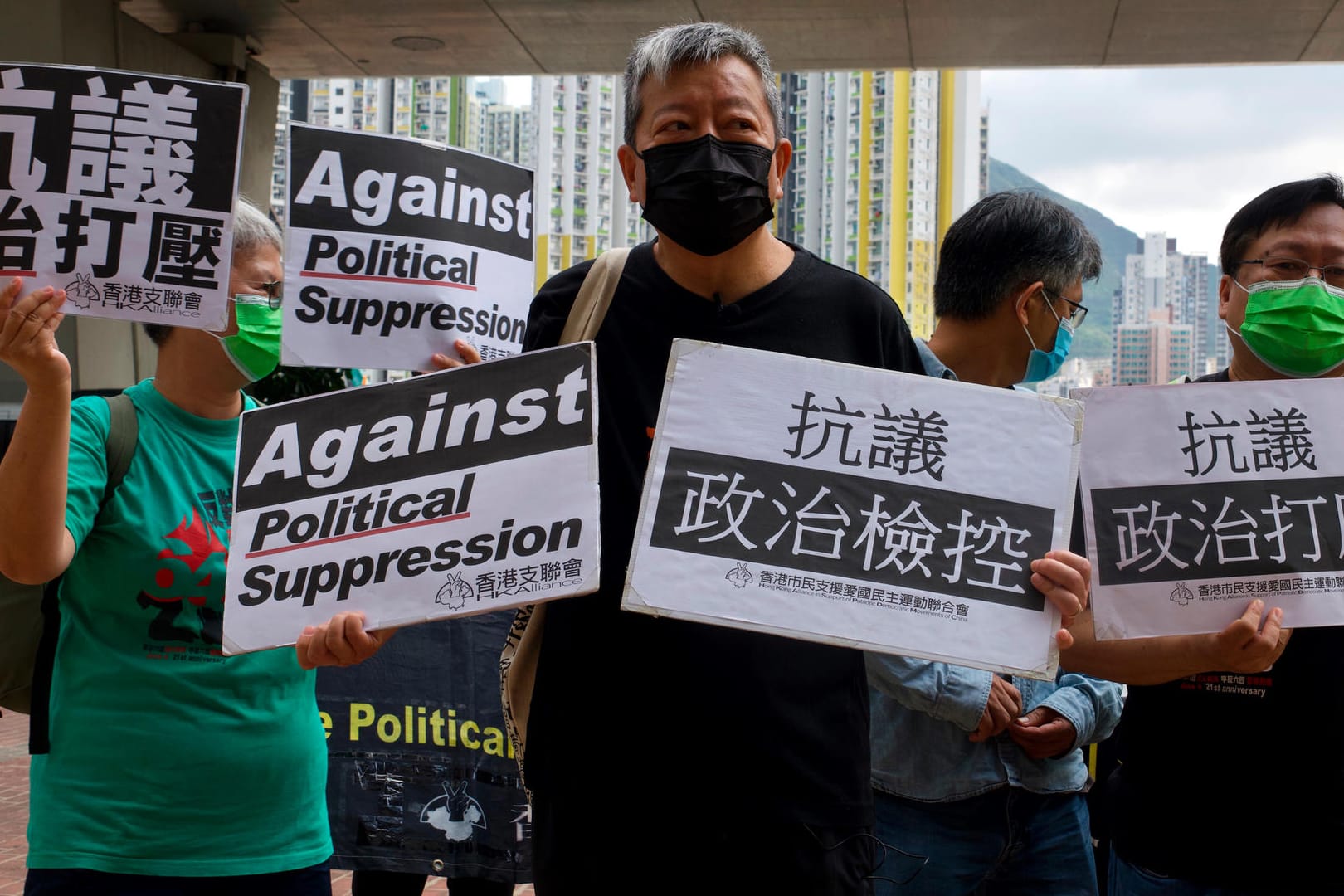 Pro-demokratische Aktivisten vor einem Gericht in Hongkong: Wegen der Teilnahme an einem Massenprotest im Jahr 2019 droht sieben Aktivisten eine Gefängnisstrafe.
