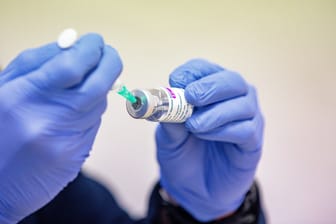 Eine Corona-Impfung in Deutschland: Die langsame Verteilung der Vakzine in Europa führe zu einer "Verlängerung" der Pandemie, klagt die WHO.