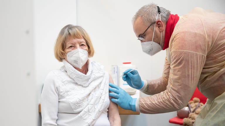 Eine Seniorin wird geimpft (Archivbild): Versicherungen werben jetzt mit Policen gegen Impfschäden.