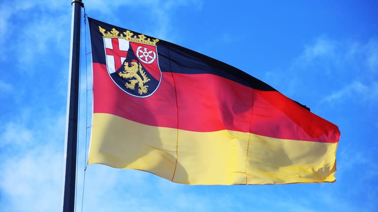 Flagge von Rheinland-Pfalz in der Landeshauptstadt Mainz (Symbolbild): Testen Sie Ihr Wissen im Pfälzisch-Quiz.