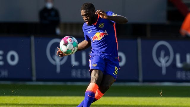 Noch ist offen, ob RB-Trainer Nagelsmann Dayot Upamecano gegen dessen künftigen Arbeitsgeber, den FC Bayern München, auflaufen lässt. Noch ist offen, ob RB-Trainer Nagelsmann Dayot Upamecano gegen dessen künftigen Arbeitsgeber, den FC Bayern München, auflaufen lässt.