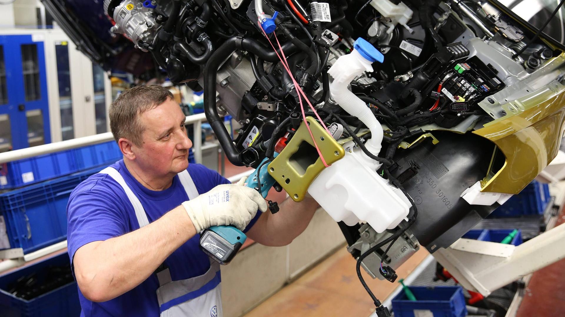 VW-Mitarbeiter im Werk Wolfsburg: Die deutsche Industrie boomt trotz Krise.