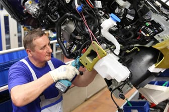 VW-Mitarbeiter im Werk Wolfsburg: Die deutsche Industrie boomt trotz Krise.