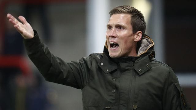 Trainer Hannes Wolf gibt seinen Spielern vom Spielfeldrand aus Anweisungen. Trainer Hannes Wolf gibt seinen Spielern vom Spielfeldrand aus Anweisungen.