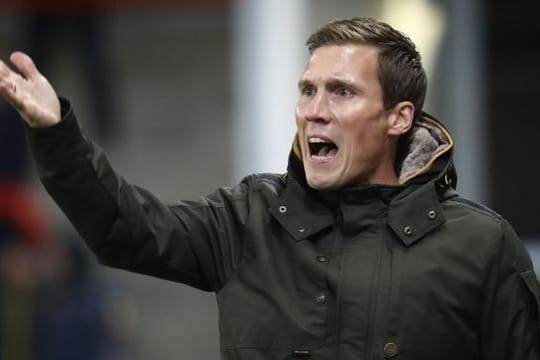 Trainer Hannes Wolf gibt seinen Spielern vom Spielfeldrand aus Anweisungen.