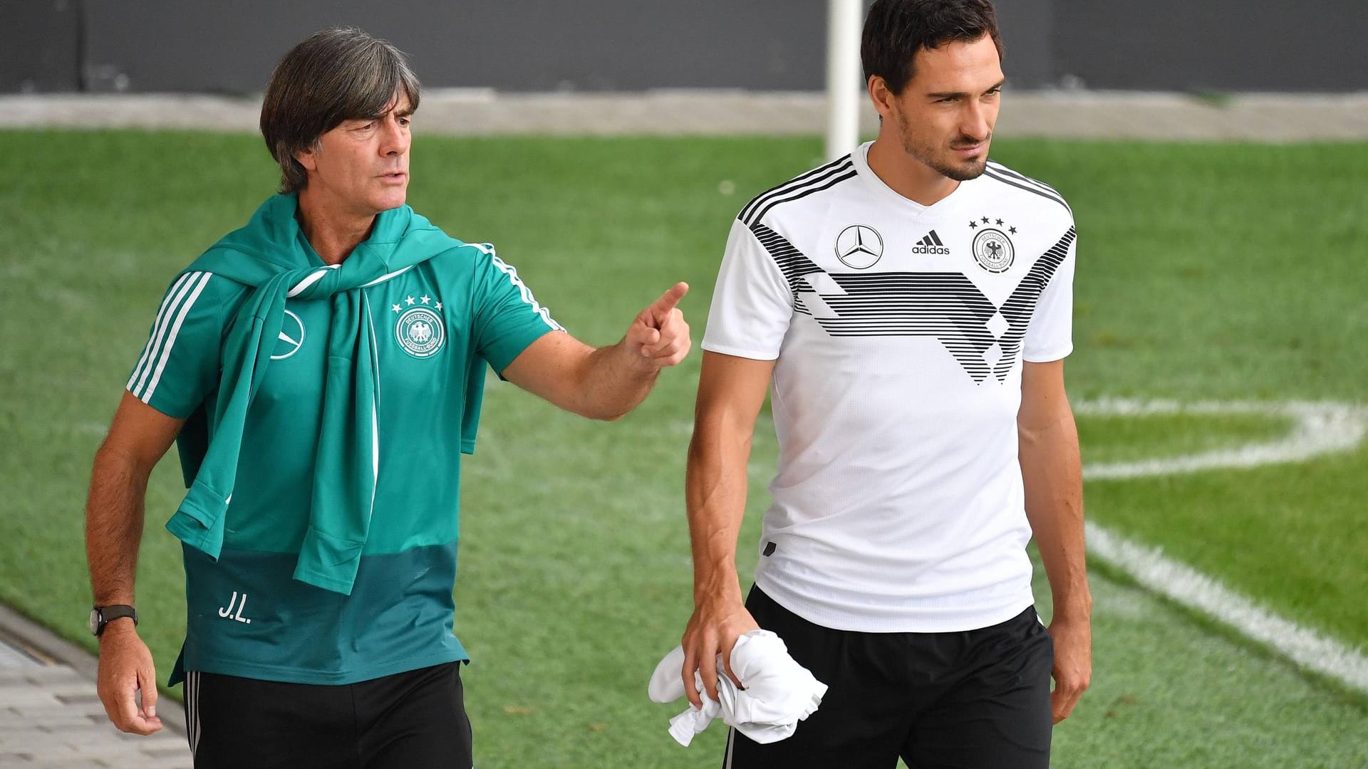 Joachim Löw im März 2019 mit Mats Hummels: Holt der Bundestrainer den Verteidiger zurück in die Nationalmannschaft?