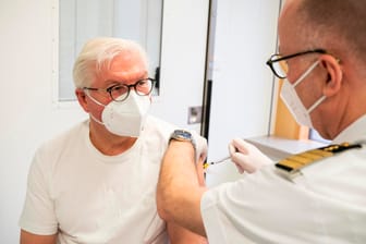 Frank-Walter Steinmeier: Der Bundespräsident wird im Bundeswehrkrankenhaus mit dem Impfstoff von Astrazeneca geimpft.