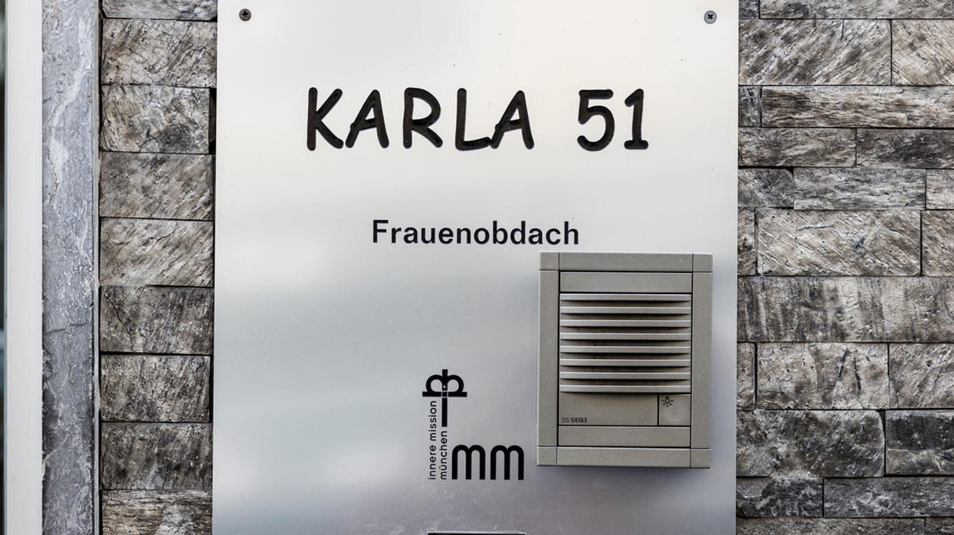 Das Klingelschild des Frauenobdachs "Karla 51" in München: Hier bekommen wohnungslose Frauen Unterstützung.