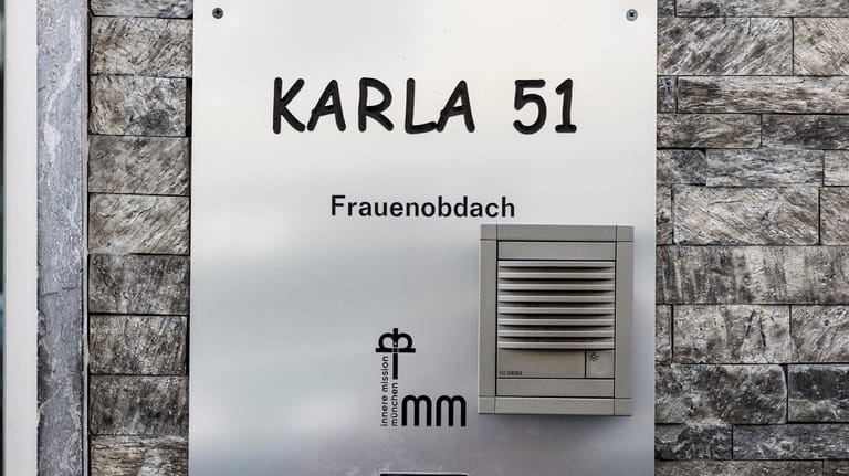 Das Klingelschild des Frauenobdachs "Karla 51" in München: Hier bekommen wohnungslose Frauen Unterstützung.