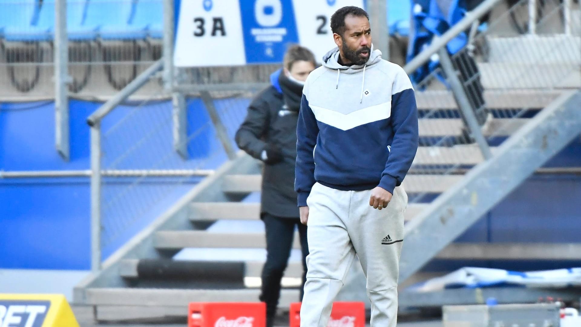 HSV-Trainer Daniel Thioune wie man ihn kennt: mit Hoodie und Jogginghose.