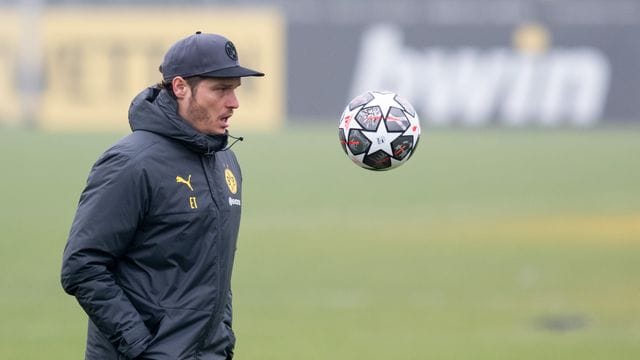 BVB-Trainer Edin Terzic leitet das Training seiner Mannschaft.