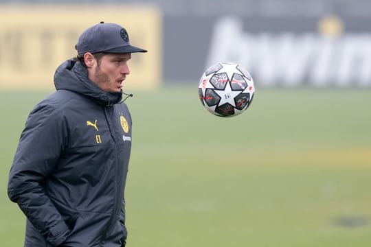 BVB-Trainer Edin Terzic leitet das Training seiner Mannschaft.