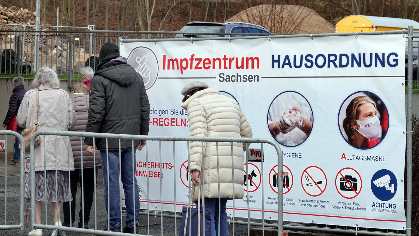Impfzentrum in Sachsen: In Deutschland sollen künftig nur noch Menschen über 60 Jahre mit Astrazeneca geimpft werden.