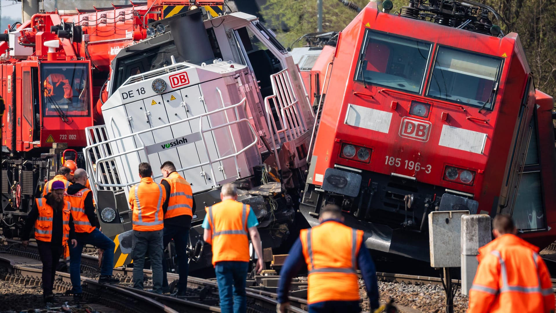 Zwei Bahnen sind entgleist: Am Mittwochabend war eine Lok mit dem Triebfahrzeug eines Güterzuges kollidiert.