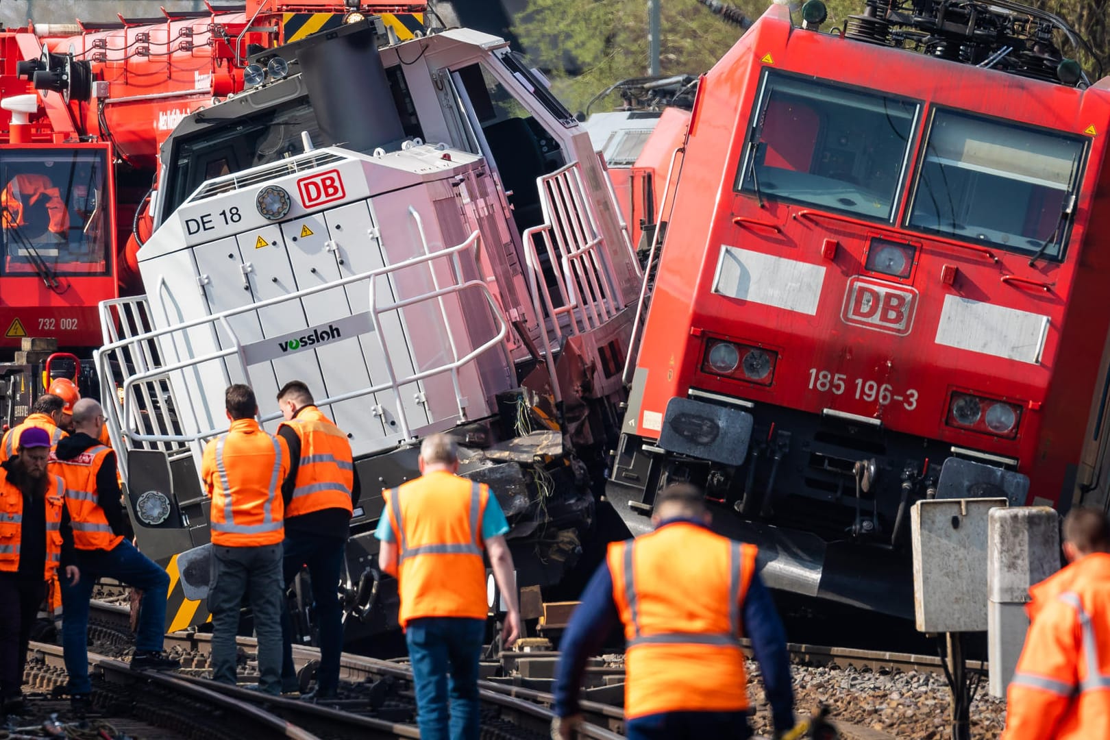 Zwei Bahnen sind entgleist: Am Mittwochabend war eine Lok mit dem Triebfahrzeug eines Güterzuges kollidiert.