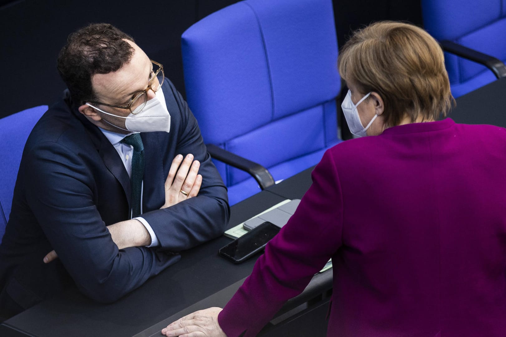 Gesundheitsminister Jens Spahn und Kanzlerin Angela Merkel (beide CDU): Ist das Impfangebot für alle bis Ende des Sommers noch haltbar?