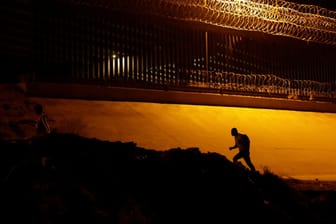 Migrant an der Grenze zwischen der USA und Mexiko: Minderjährige, unbegleitete Kinder können in den USA nicht zurückgeschickt werden.