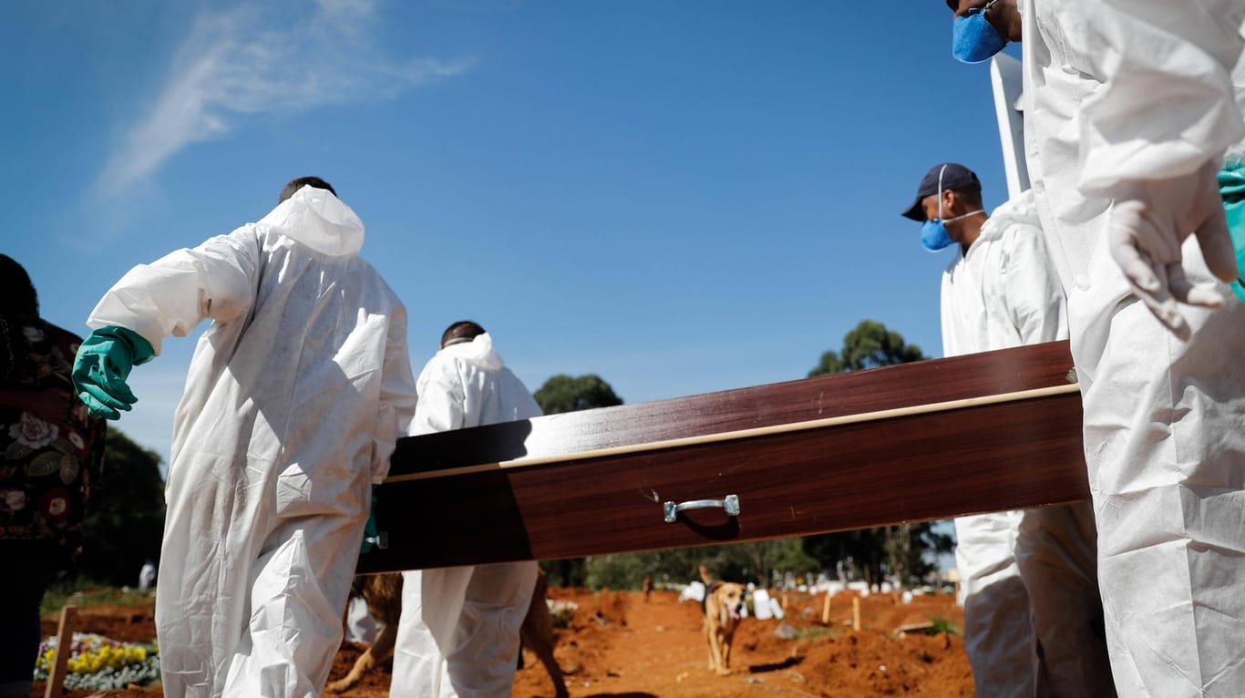 Bestattungen von Corona-Opfern am laufenden Band: In Brasilien überschlagen sich die Todeszahlen im Zusammenhang mit dem Virus.