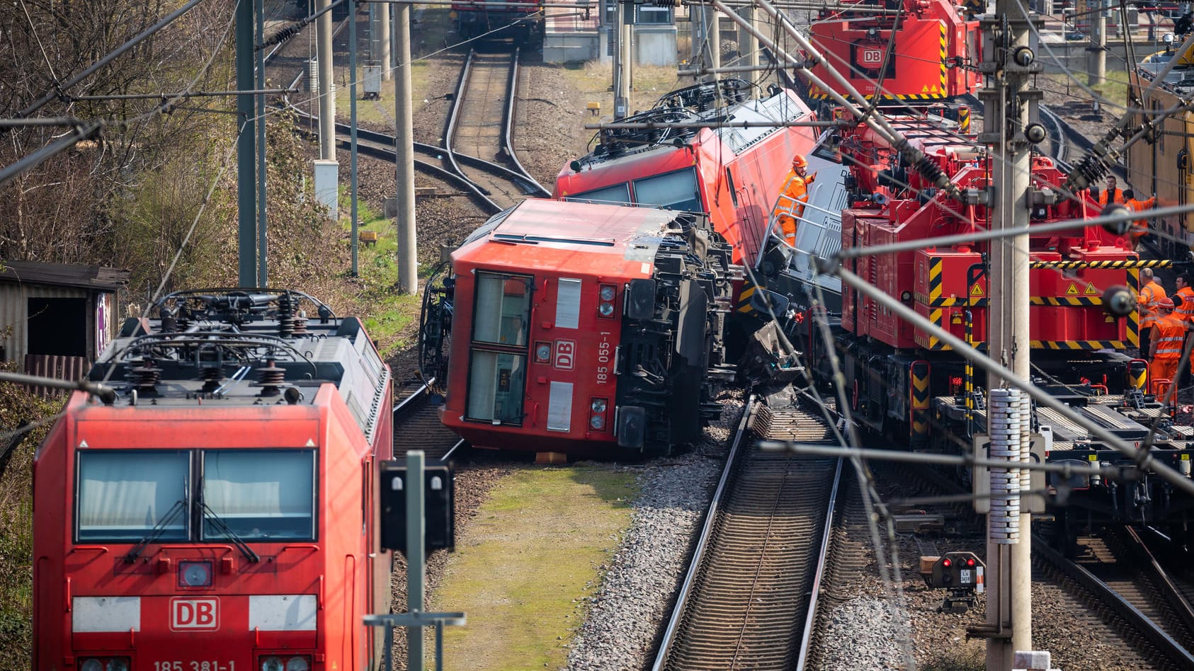 Die Unfallstelle: Die Bergung könnte noch Tage dauern.