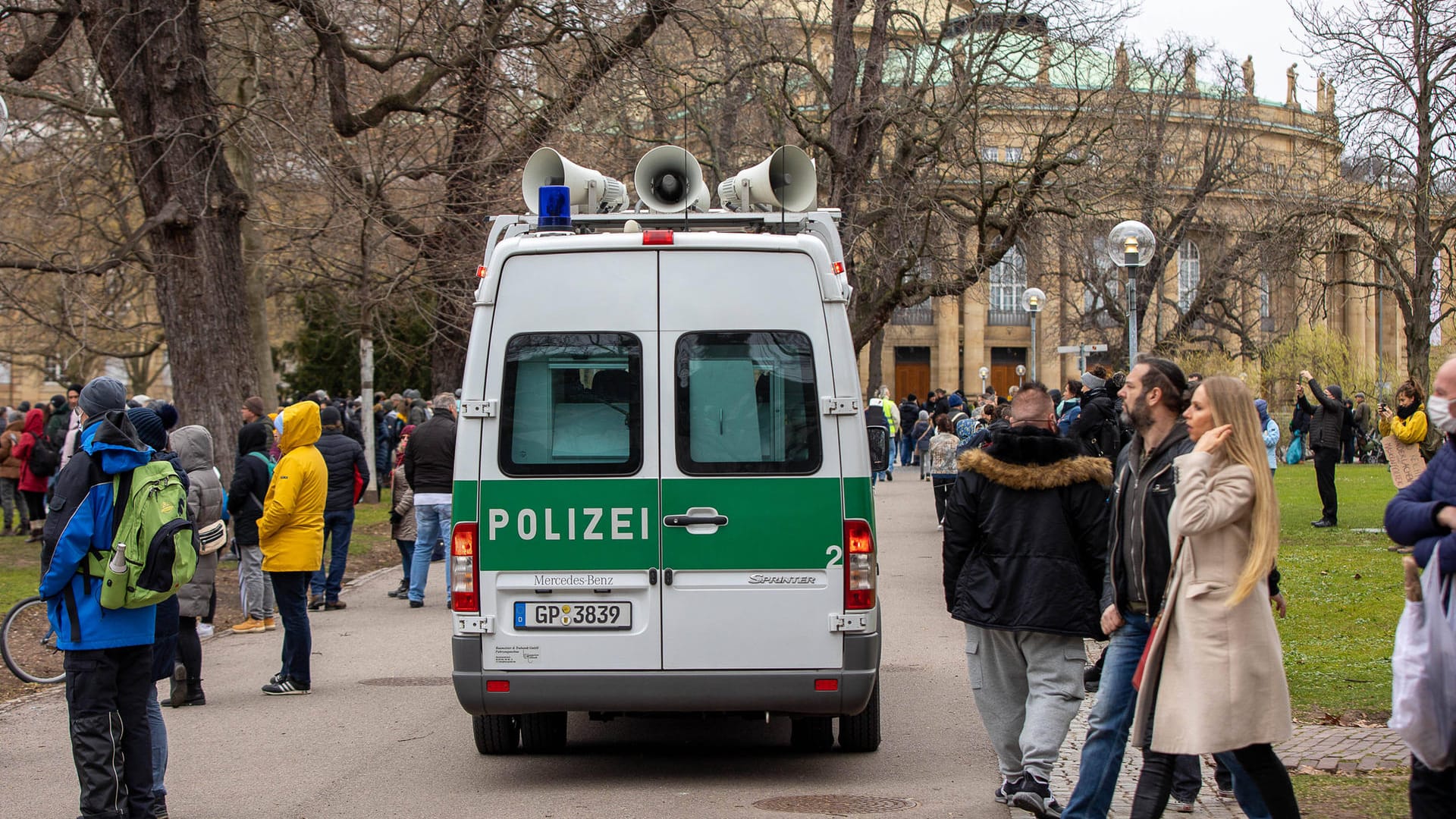 Ein Polizeiauto bei einer Demo von "Querdenkern" vor dem Stuttgarter Landtag am 13. März (Archivbild): Für den Karsamstag hat die Gruppierung mehrere Kundgebungen geplant. Ein Polizeiauto bei einer Demo von "Querdenkern" vor dem Stuttgarter Landtag am 13. März (Archivbild): Für den Karsamstag hat die Gruppierung mehrere Kundgebungen geplant.