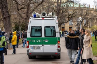 Ein Polizeiauto bei einer Demo von "Querdenkern" vor dem Stuttgarter Landtag am 13. März (Archivbild): Für den Karsamstag hat die Gruppierung mehrere Kundgebungen geplant.