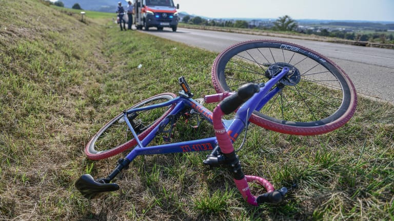 Kaputtes Fahrrad am Straßenrand (Symbolbild): Die 22-jährige Radfahrerin verletzte sich nach dem Zusammenprall mit der Autofahrerin.