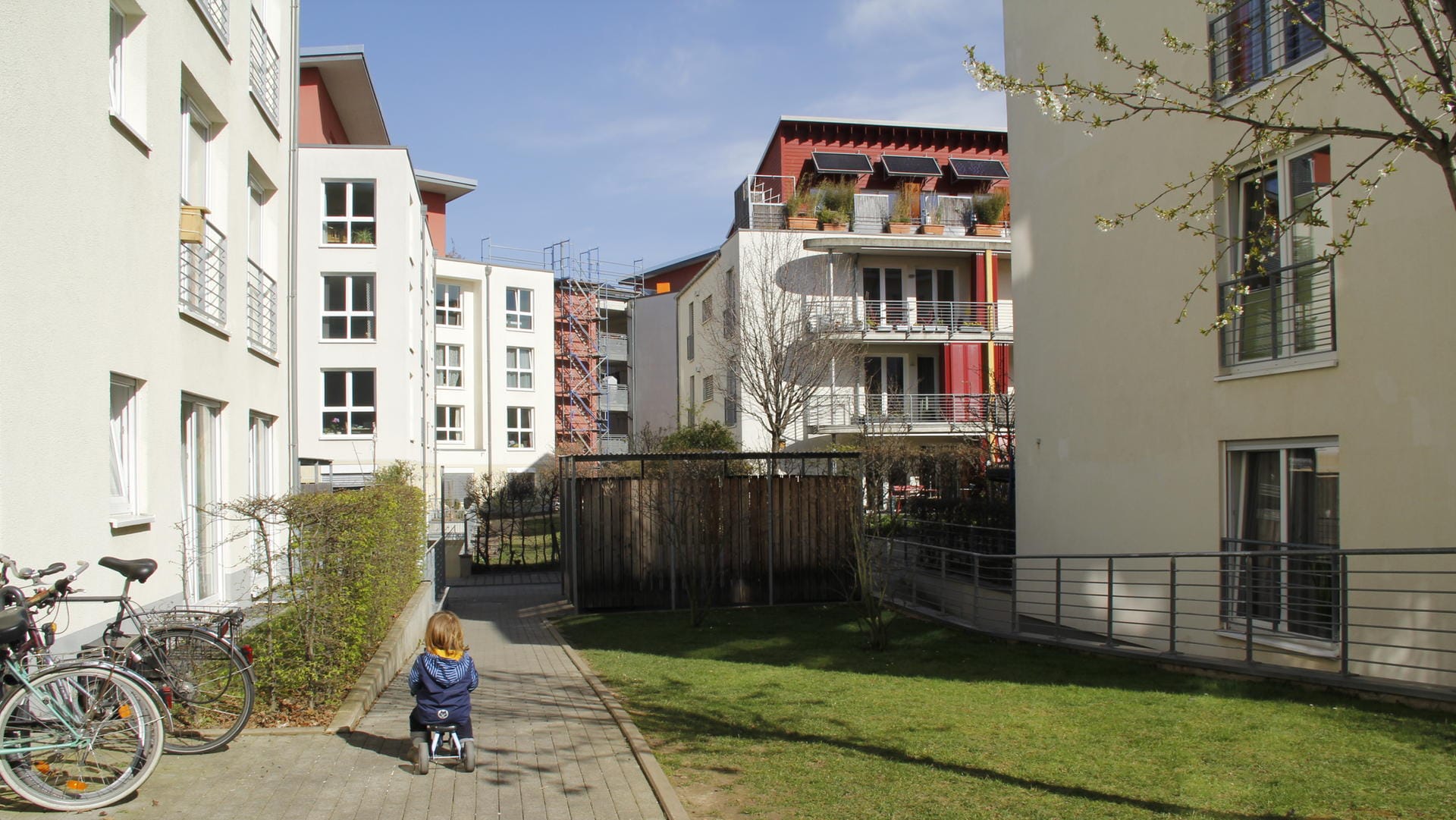 Kein Platz fürs Auto: Im "Stellwerk 60" leben rund 1.500 Menschen – Straßen oder Parkplätze gibt es in der Siedlung jedoch nicht.