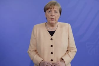 Kanzlerin Angela Merkel ruft im Video-Podcast die Bürgerinnen und Bürger zu mehr Eigenverantwortung auf.