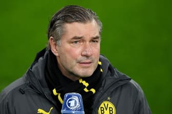 Michael Zorc, Sportdirektor von Dortmund, während eines Interviews.