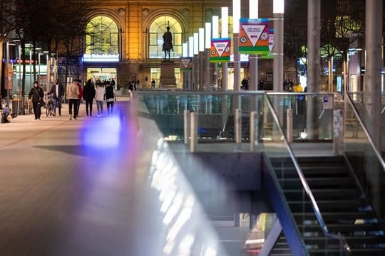 Passanten gehen am Abend durch die Innenstadt von Hannover.