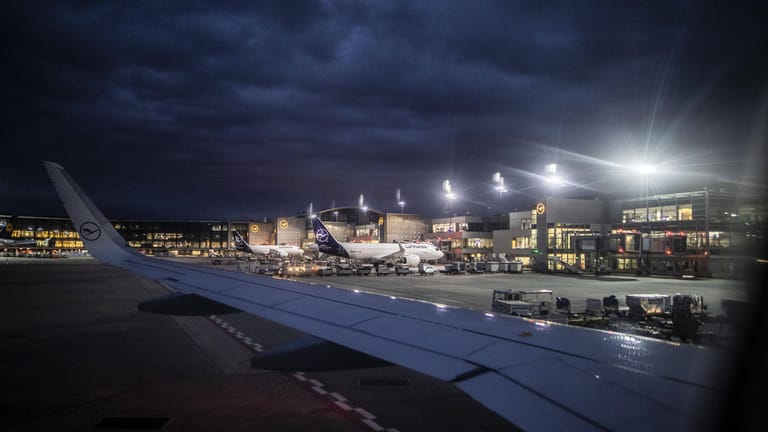 Flugzeuge auf dem Flughafen in Frankfurt (Symbolbild): Im dessen Frachtzentrum sollen mehrere Mitarbeiter in Korruption verwickelt gewesen sein.