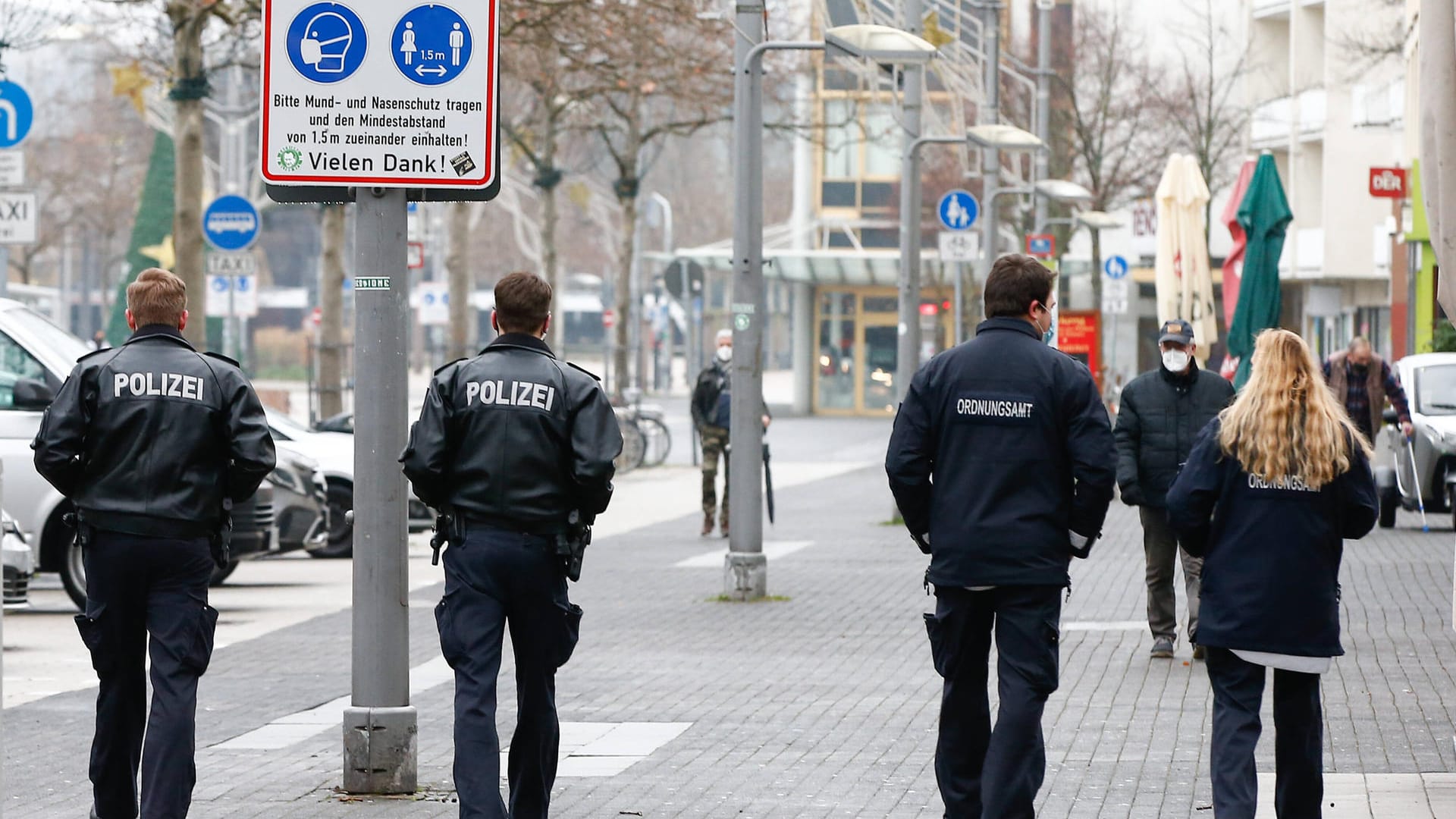 Polizei und Ordnungsamt kontrollieren in Wolfsburg die Maskenpflicht (Archivbild): Ab Freitag gilt zusätzlich eine nächtliche Ausgangssperre.