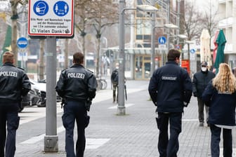 Polizei und Ordnungsamt kontrollieren in Wolfsburg die Maskenpflicht (Archivbild): Ab Freitag gilt zusätzlich eine nächtliche Ausgangssperre.