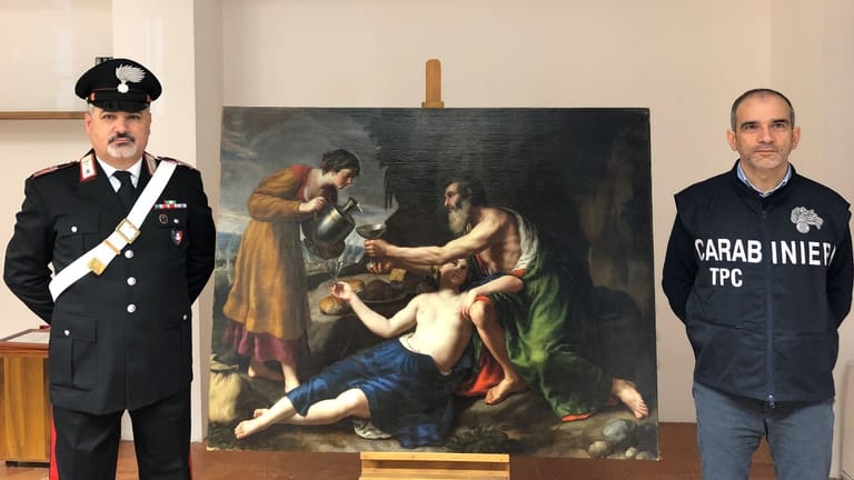 Entwendete Kunst: Carabinieri präsentieren das Bild "Loth avec ses deux filles lui servant à boire", das Nicolas Poussin zugeschrieben wird. Es war während der Nazi-Zeit in Frankreich einer jüdischen Familie gestohlen worden.