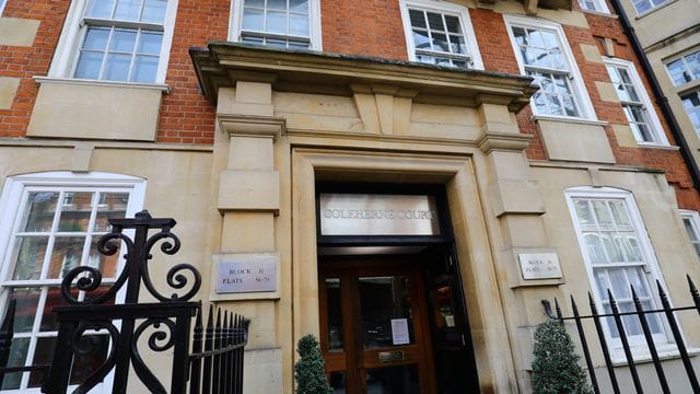 Vor ihrer Heirat mit Prinz Charles hat Diana in der Old Brompton Road gewohnt. Vor ihrer Heirat mit Prinz Charles hat Diana in der Old Brompton Road gewohnt.