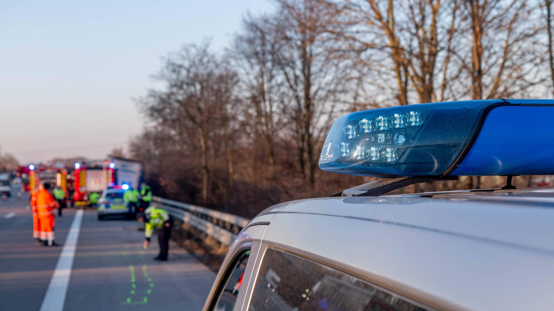 Polizeiwagen mit Rettungskräften im Hintergrund: Für den Mann kam jede Hilfe zu spät (Symbolbild). Polizeiwagen mit Rettungskräften im Hintergrund: Für den Mann kam jede Hilfe zu spät (Symbolbild).