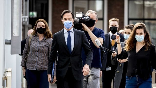 Nach Ansicht einer großen Mehrheit von Abgeordneten ist die Glaubwürdigkeit vom niederländischen Ministerpräsidenten Mark Rutte beschädigt. Nach Ansicht einer großen Mehrheit von Abgeordneten ist die Glaubwürdigkeit vom niederländischen Ministerpräsidenten Mark Rutte beschädigt.
