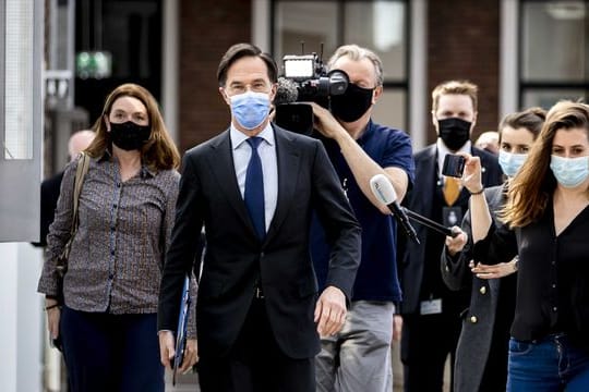 Nach Ansicht einer großen Mehrheit von Abgeordneten ist die Glaubwürdigkeit vom niederländischen Ministerpräsidenten Mark Rutte beschädigt.