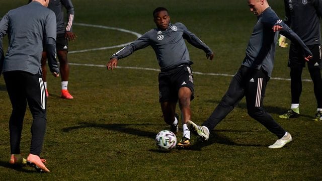 Hat sich hat sich beim Abschluss-Training vor dem ersten Spiel der U21 gegen Ungarn am Fuß verletzt: Youssoufa Moukoko (M). Hat sich hat sich beim Abschluss-Training vor dem ersten Spiel der U21 gegen Ungarn am Fuß verletzt: Youssoufa Moukoko (M).