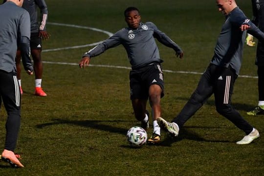 Hat sich hat sich beim Abschluss-Training vor dem ersten Spiel der U21 gegen Ungarn am Fuß verletzt: Youssoufa Moukoko (M).