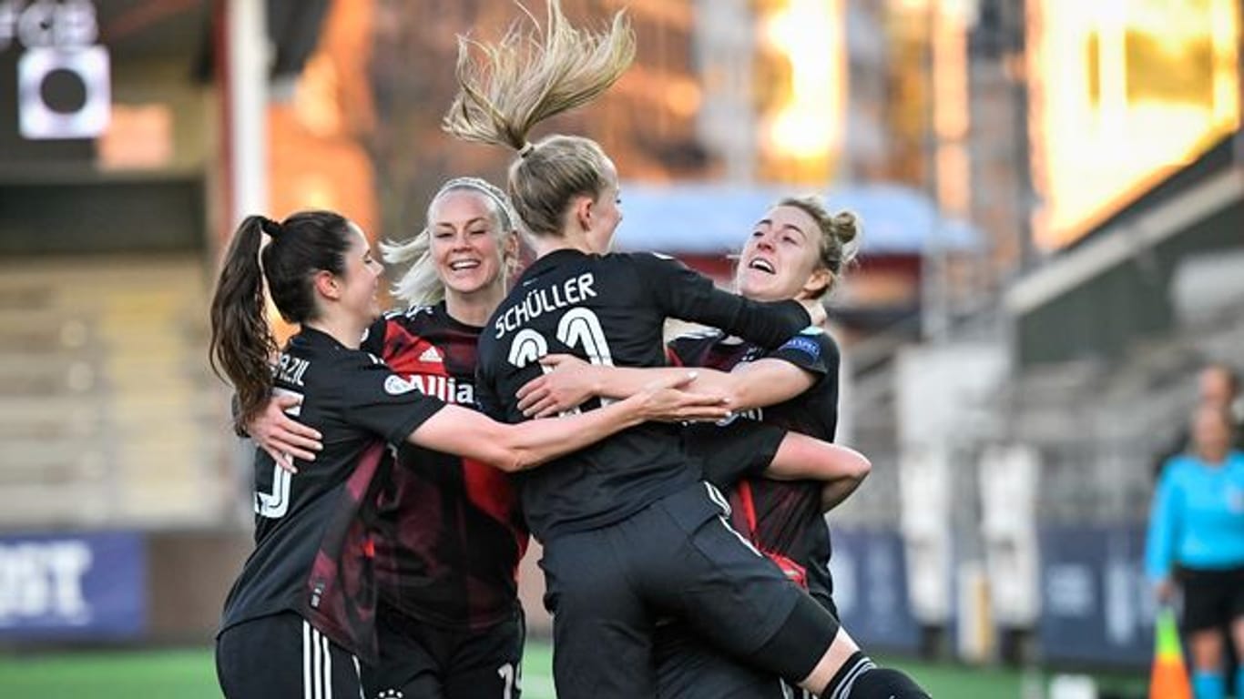 Lea Schüller (M) feiert mit den Teamkolleginnen ihr Tor zum 1:0 für Bayern München beim FC Rosengard.