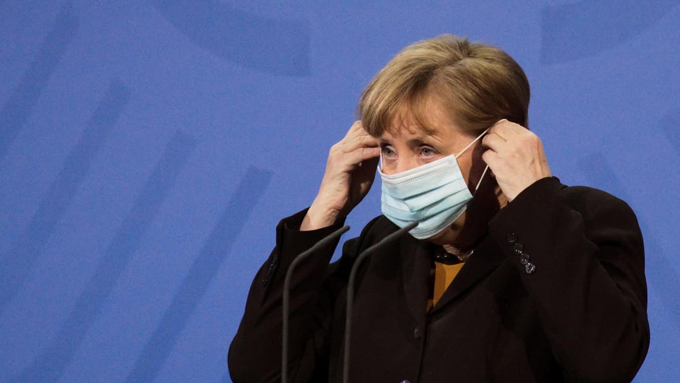 Angela Merkel auf einer Pressekonferenz: Die Kanzlerin wusste offenbar schon am Freitag, dass die Impfungen mit Astrazeneca wahrscheinlich gestoppt werden müssen.