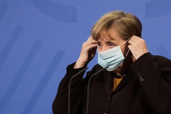 Angela Merkel auf einer Pressekonferenz: Die Kanzlerin wusste offenbar schon am Freitag, dass die Impfungen mit Astrazeneca wahrscheinlich gestoppt werden müssen.