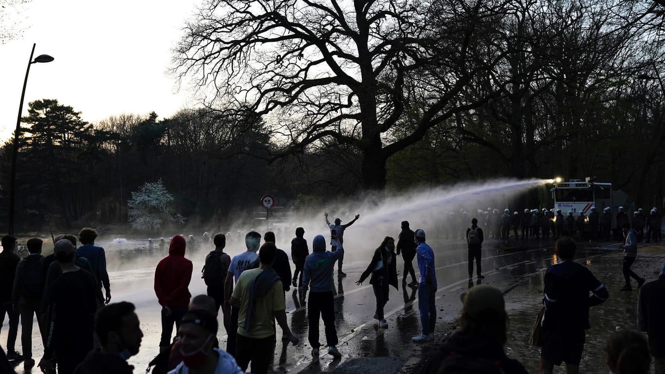 Wasserwerfer nach dem Aprilscherz: Tausende waren in Brüssel zu einem Festival gekommen, dass es gar nicht gab. "La Boum" war ein Aprilscherz.