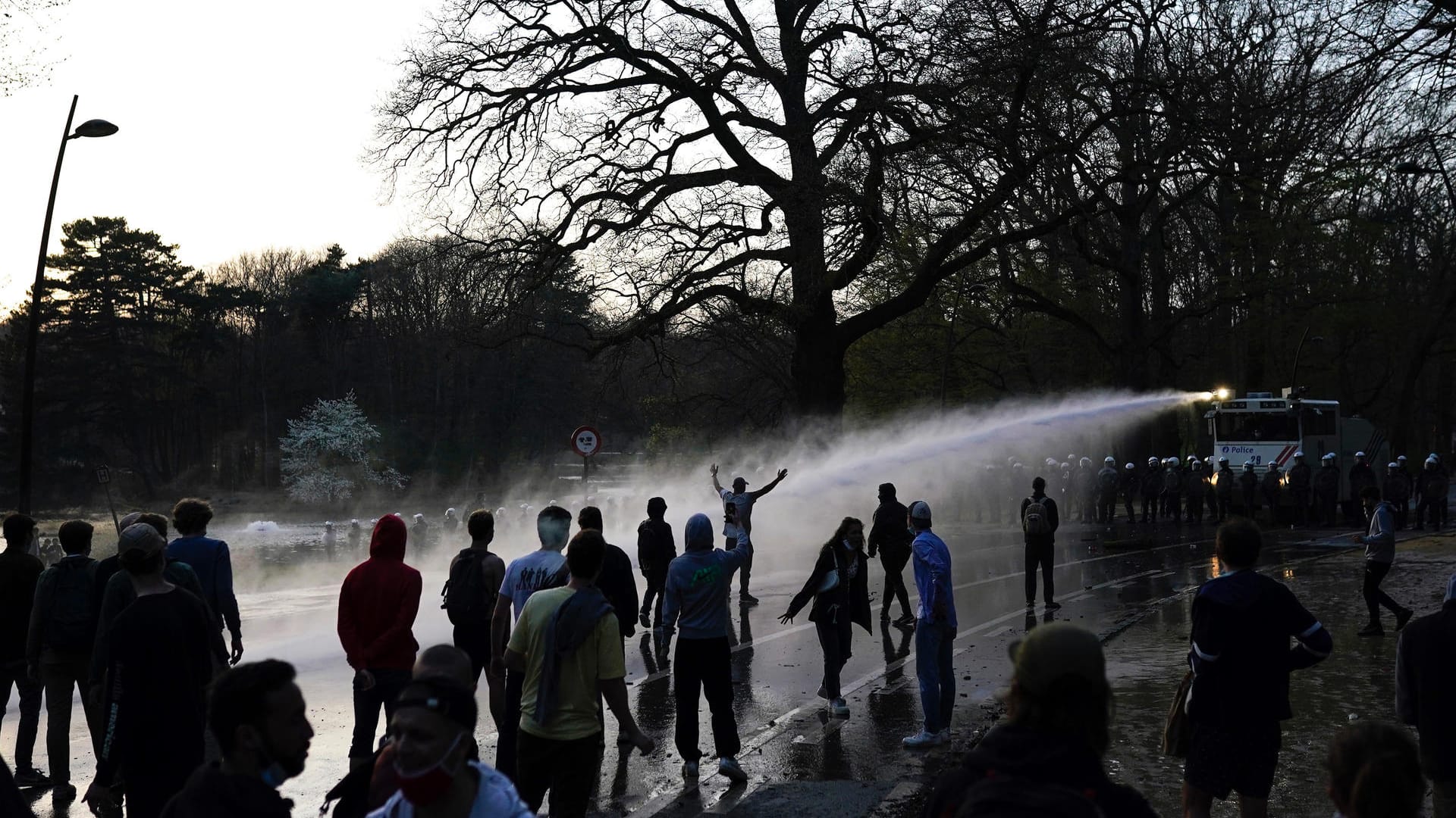 Wasserwerfer nach dem Aprilscherz: Tausende waren in Brüssel zu einem Festival gekommen, dass es gar nicht gab. "La Boum" war ein Aprilscherz.