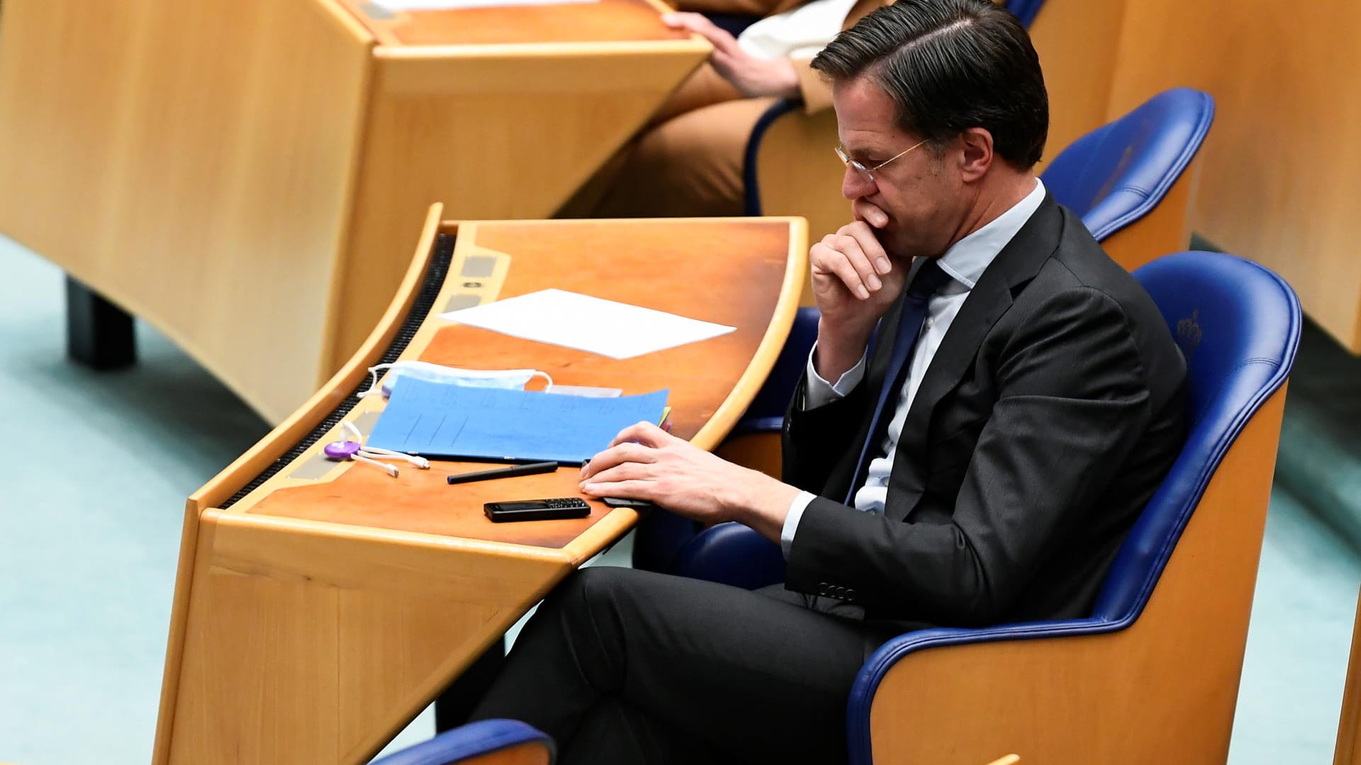 Der niederländische Premier Mark Rutte bei der vergangenen Parlamentssitzung. Seine Regierungsbildung ist ins Stocken geraten. Der niederländische Premier Mark Rutte bei der vergangenen Parlamentssitzung. Seine Regierungsbildung ist ins Stocken geraten.
