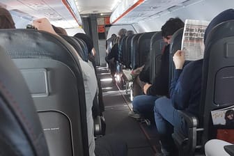 Blick in die Flugzeugkabine beim Flug nach Mallorca. An Corona erinnert wenig.