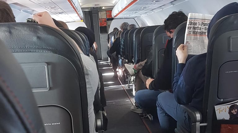 Blick in die Flugzeugkabine beim Flug nach Mallorca. An Corona erinnert wenig.