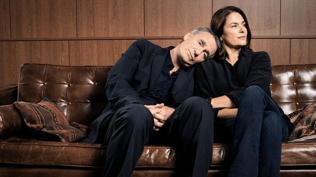 Max (August Zirner) und Loretta (Barbara Auer) in einer Szene der TV-Beziehungskomödie "Was uns nicht umbringt". Max (August Zirner) und Loretta (Barbara Auer) in einer Szene der TV-Beziehungskomödie "Was uns nicht umbringt".